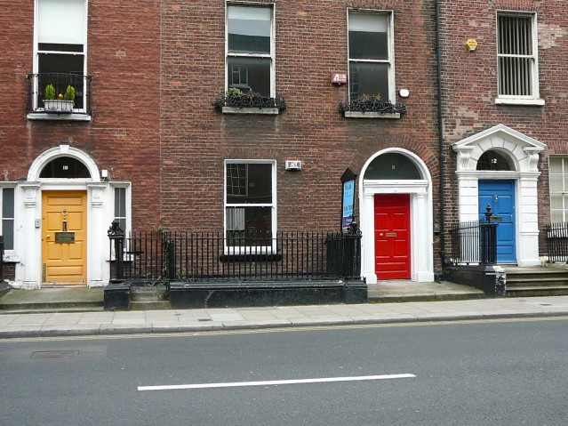 faixada de varias casas, com portas coloridas