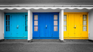 Fachada com portas coloridas
