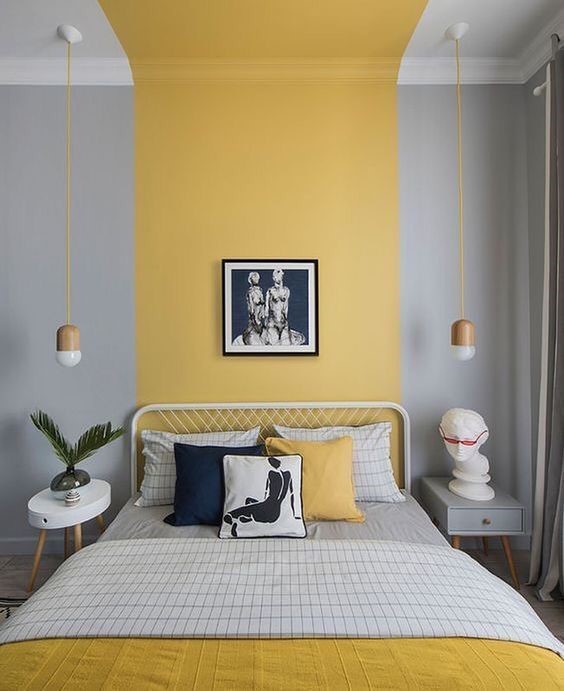 Sala pintada de cinza e amarelo